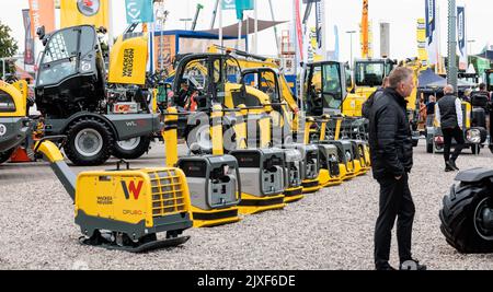 07 septembre 2022, Schleswig-Holstein, Neumünster: Des machines de construction sont exposées dans la zone extérieure du salon NordBau, ouvert jusqu'à 11 septembre. Photo: Markus Scholz/dpa Banque D'Images