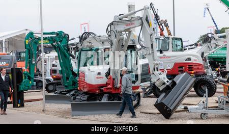 07 septembre 2022, Schleswig-Holstein, Neumünster: Des machines de construction sont exposées dans la zone extérieure du salon NordBau, ouvert jusqu'à 11 septembre. Photo: Markus Scholz/dpa Banque D'Images