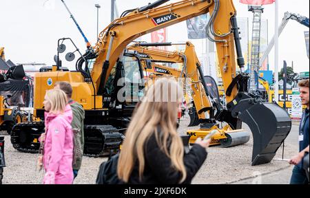 07 septembre 2022, Schleswig-Holstein, Neumünster: Des machines de construction sont exposées dans la zone extérieure du salon NordBau, ouvert jusqu'à 11 septembre. Photo: Markus Scholz/dpa Banque D'Images