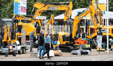 07 septembre 2022, Schleswig-Holstein, Neumünster: Des machines de construction sont exposées dans la zone extérieure du salon NordBau, ouvert jusqu'à 11 septembre. Photo: Markus Scholz/dpa Banque D'Images