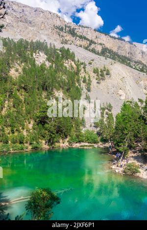 Eaux cristallines du 'Lac Vert', lac de montagne émeraude à Nevache, Alpes, France Banque D'Images