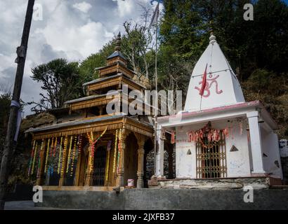 5 février 2021 Uttarakhand Inde. Beau temple dans le nord de l'Inde dédié à Lord Shiva dans les contreforts de l'himalaya. Banque D'Images