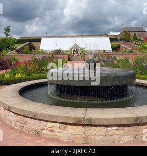 Fontaine ornementale dans le jardin clos de la Reine Elizabeth, Dumfries House, Ayrshire, Écosse, Royaume-Uni Banque D'Images