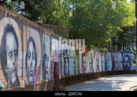 Monuments célèbres, Opatija, célèbre vieux parc public Angiolina, le mur avec des peintures murales de personnes célèbres, la côte Adriatique, la baie de Kvarner, Croatie Banque D'Images