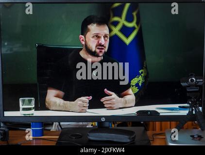 Garham, Allemagne. 07th septembre 2022. Capture d'écran montrant le président de l'Ukraine Volodymyr Zelensky lors d'une conférence en ligne avec la communauté d'affaires américaine. Au cours de son discours, il a parlé aux hommes d'affaires des perspectives pour l'Ukraine après la fin de la guerre avec la Russie. Crédit : SOPA Images Limited/Alamy Live News Banque D'Images