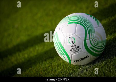 L'illustration montre une balle officielle avant une session d'entraînement de l'équipe belge de football RSC Anderlecht, le mercredi 07 septembre 2022 à Bruxelles, en préparation du match de demain contre le Danois Silkeborg le jour d'ouverture de la scène de groupe de la Ligue des conférences de l'UEFA. BELGA PHOTO VIRGINIE LEFOUR Banque D'Images