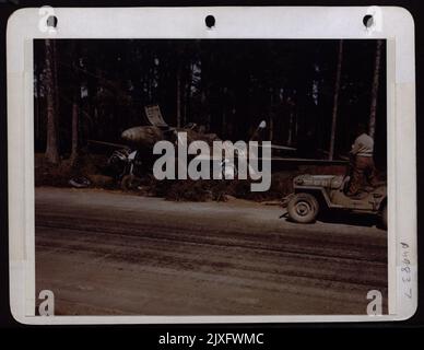 Un Messerschmitt Me 262 allemand propulsé par jet, garé dans les arbres le long de l'Autobahn, Une Super Highway que les Allemands ont utilisé comme piste après des bombardements intensifs des aérodromes allemands. Banque D'Images