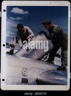 Remplacement d'un réservoir d'huile dans Un Boeing B-17 endommagé dans Une base en Angleterre sont, de gauche à droite: Sgt. Robert Ortega et le Sgt. Norval F. Mullen. Banque D'Images