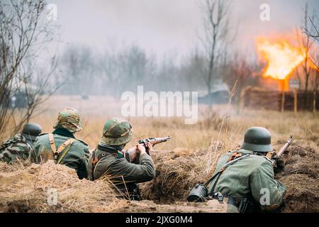 Les réacteurs ont armé des fusils et se sont habillés comme soldats allemands de l'infanterie Wehrmacht de la Seconde Guerre mondiale combattant de manière défésive dans le Trench. Position défensive Banque D'Images