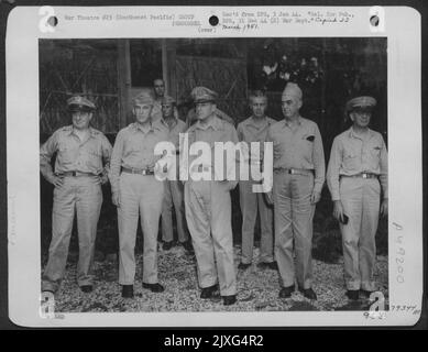 Le général Douglas MacArthur, commandant en chef des Forces alliées dans la région du Pacifique Sud-Ouest, a photographié avec certains de ses officiers d'atterrissage sur une île dans le Pacifique Sud-Ouest lors de la visite des généraux aux troupes américaines, qui immédiatement après Banque D'Images