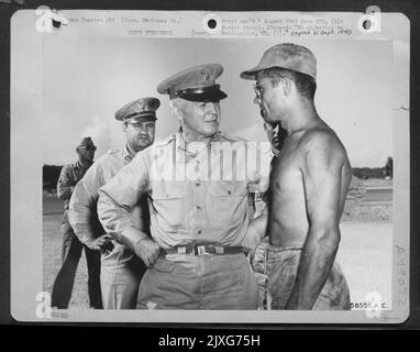 Le général Henry H. Arnold, commandant général de l'AAF, obtient Un rapport de première main sur l'entretien des Superforteresses d'Un chef d'équipage à Une base de Guam, S/Sgt. Leo F. Fliess, Sturtevant, Wisc., Membre de l'escadre de bombardement de 314th. Général de division Curtis E. Lema Banque D'Images