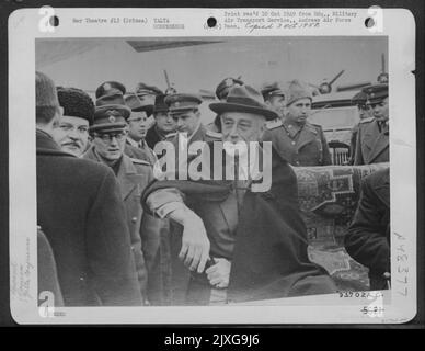 Le président Franklin D. Roosevelt est accueilli par les hauts responsables russes à son arrivée à Saki, en Crimée, pour assister à la Conférence des trois Grands à Yalta en février 1945. À l'extrême gauche se trouve le ministre russe des Affaires étrangères Molotov. Banque D'Images