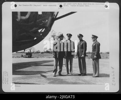 Le major-général George E. Stratemeyer s'entretient avec le colonel Johnson, le major Moore et le lieutenant Brown lorsqu'ils inspectent Un libérateur B-24 consolidé du 67th Bomb Squadron, 44th Bomb Group, dans une base aérienne de 8th en Angleterre. 21 avril 1943. Banque D'Images