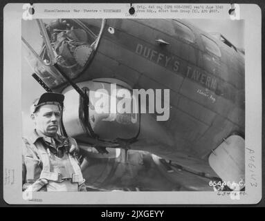 Le lieutenant J. Locher se trouve devant le Chin Turret sur le Boeing B-17 'Forteresse volante' 'Duffy'S Tavern' du groupe Bomb 401St, à Une base aérienne an 8th en Angleterre, le 12 avril 1944. Banque D'Images