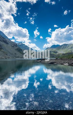 Belle réflexion sur le lac supérieur du Mont Avic en une journée ensoleillée, Vallée d'Aoste, Italie Banque D'Images