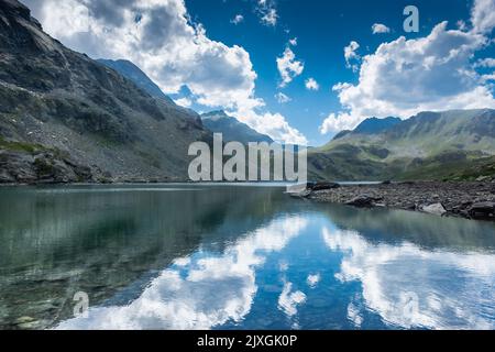 Belle réflexion sur le lac supérieur du Mont Avic en une journée ensoleillée, Vallée d'Aoste, Italie Banque D'Images