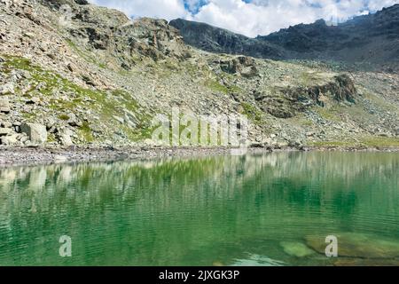 Belle réflexion sur le lac supérieur du Mont Avic en une journée ensoleillée, Vallée d'Aoste, Italie Banque D'Images