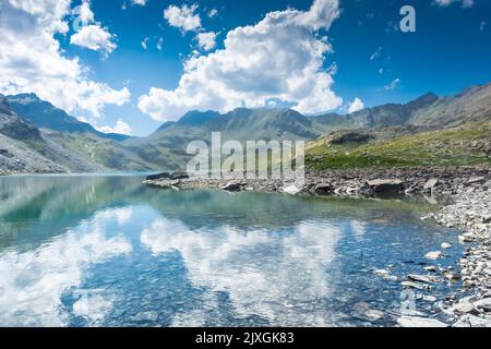 Belle réflexion sur le lac supérieur du Mont Avic en une journée ensoleillée, Vallée d'Aoste, Italie Banque D'Images