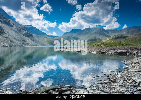 Belle réflexion sur le lac supérieur du Mont Avic en une journée ensoleillée, Vallée d'Aoste, Italie Banque D'Images