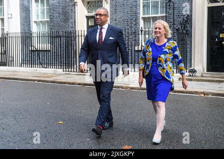 Londres, Royaume-Uni. 7 septembre 2022. Le secrétaire aux Affaires étrangères James habilement et Vicky Ford, ministre du développement au ministère des Affaires étrangères, quittent le 10 Downing Street, Londres, à la suite de la première réunion du Cabinet avec le nouveau Premier ministre Liz Truss. Date de la photo: Mercredi 7 septembre 2022. Le crédit photo devrait se lire: Matt Crossick/Empics/Alamy Live News Banque D'Images