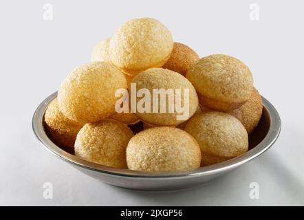 Une assiette remplie de Fuska ou de golgappe. En-cas du soir. Banque D'Images