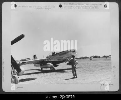 L'homme signale au pilote qui parking son P-51 nord-américain 'Mustang' sur l'aérodrome n° 1, Iwo Jima, îles Bonin. 6 mars 1945. Banque D'Images