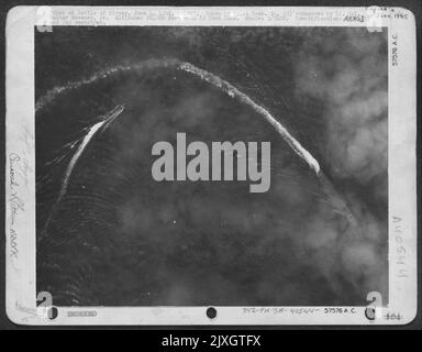 Prise à la bataille de Midway, 4 juin 1942, 0810Mt. Prise par 431st Bomb Sq. (H) commandé par le lieutenant-colonel Walter Sweeney, Jr. Altitude : 20 000 pieds avec une lentille de 12 pouces. Échelle: 1/5400. Identification : le transporteur japonais Akagi et le destructeur japonais. Banque D'Images