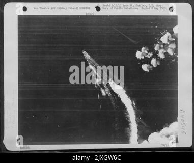 Prise à la bataille de Midway, le 4 juin 1942, par 431st Bomb Sq., lieutenant-colonel Walter C. Sweeney, Jr., commandant, T/Sgt. Hastings, photographe. Altitude : 20 000 pieds, avec objectif de 12 pouces. Échelle: 1/3947. Identification: Akagi (?) Banque D'Images