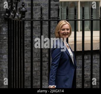 Londres, Royaume-Uni. 7th septembre 2022. Liz Truss, premier ministre, quitte le 10 Downing Street pour ses premières questions du premier ministre (PMQ) crédit : Ian Davidson/Alay Live News Banque D'Images