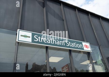 Londres - 2022 août : panneau Streatham Station et logo Southern, une gare ferroviaire dans le sud-ouest de Londres Banque D'Images