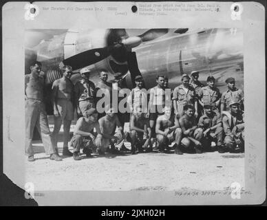 L'équipage de sol et de vol de Boeing B-29 'Enola gay' après la première mission de bombardement atomique sur Hiroshima, Japanesean. Le colonel Paul W. Tibbbbets, le pilote, est au centre sous le prop, portant un maillot et un chapeau. Tinian, îles Mariannes. Banque D'Images