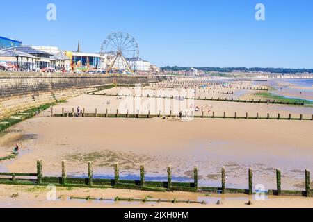 Bridglington Beach Yorkshire avec groynes North Beach et parc des expositions sur North Marine Drive Bridlington East Riding of Yorkshire England UK GB Europe Banque D'Images