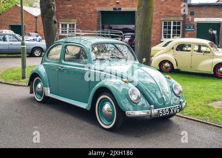 1960 Volkswagen Beetle au centre du patrimoine de Bicester événement de dimanche de printemps. Bicester, Oxfordshire, Angleterre Banque D'Images