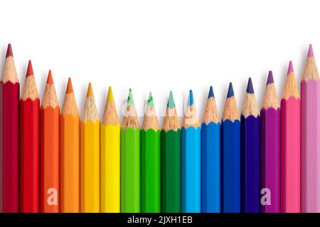 Crayons de couleur courbe concave isolée sur fond. Gros plan. Banque D'Images