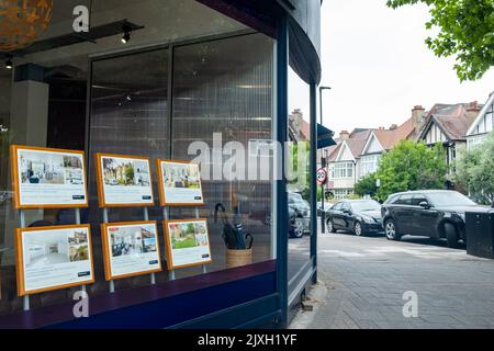 Londres- août 2022 : fenêtre d'un agent immobilier sur la rue des maisons résidentielles Banque D'Images