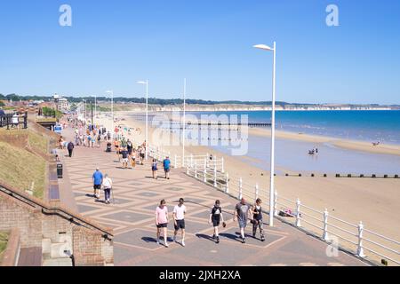 Promenade de la plage de Bridlington avec des personnes marchant sur North Marine Drive North Beach Bridlington East Riding of Yorkshire England GB Europe Banque D'Images