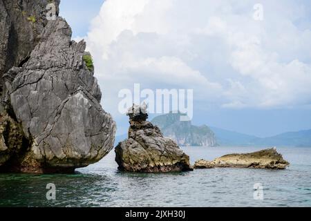 Femme snorkeling et natation dans l'eau de mer claire en Asie. Exploration des sites naturels autour d'El Nido. Voyage aventure. Banque D'Images