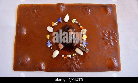 Ragoût de queue d'aronde, amandes avec fleurs sauvages et foie. Un plat incroyable. Cosinus typique espagnol. Banque D'Images