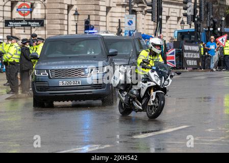 Westminster, Londres, Royaume-Uni. 7th septembre 2022. De fortes pluies sont arrivées à Londres peu avant que le nouveau Premier ministre Liz Truss ne soit arrivé au Parlement pour les questions de son premier Premier ministre. Escorte de cavalcade arrivant à la Chambre des communes Banque D'Images