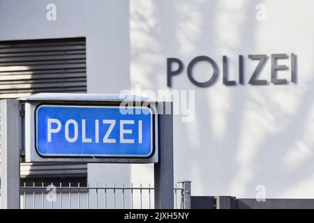 Un panneau bleu avec l'inscription « Poizei » pour « police » dans un poste de police allemand. Le mot est également sur le bâtiment en arrière-plan. Image prise avant Banque D'Images