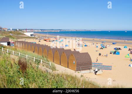 Bridglington Beach Yorkshire South Beach hute touristes vacanciers et les gens bronzer sur la plage à Bridlington Yorkshire Angleterre GB Europe Banque D'Images