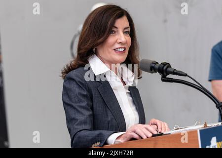 La gouverneure Kathy Hochul parle lors de l'annonce avec le président et chef de la direction de l'ATM, Janno Lieber, au salon LIRR Concourse de Penn Station. Ils ont dévoilé un Concourse plus spacieux de long Island Rail Road à Penn Station. (Photo de Lev Radin/Pacific Press) Banque D'Images