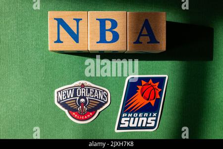 18 avril 2022, New York, États-Unis. Emblèmes des séries éliminatoires de Phoenix Suns et de la New Orleans Pelicans National Basketball Association. Banque D'Images