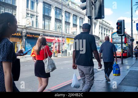 Londres- août 2022: Scène de rue Brixton Road, une grande rue dans le sud-ouest de Londres Banque D'Images