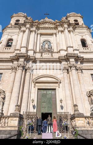 Un mariage a lieu sous l'imposante façade de 19C de l'église de San Francesco d'Assise all'Immacolata, Catane, Sicile Banque D'Images