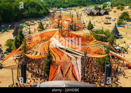 Dádpuszta, Hongrie - 04 août 2022 - Dancing Crowd at O.Z.O.R.A. Festival scène principale, un des plus grands festivals de psytranse en Europe. Banque D'Images