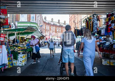Londres - 2022 août : Electric Avenue, une célèbre rue multiculturelle à Brixton avec des étals de marché de rue et une atmosphère vibrante Banque D'Images