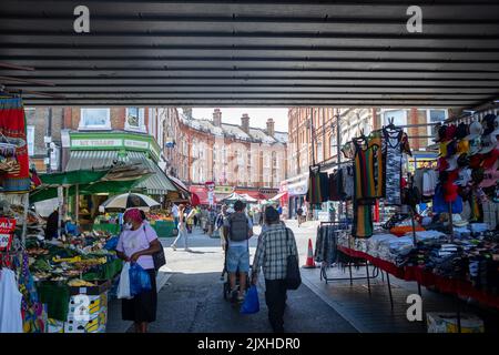 Londres - 2022 août : Electric Avenue, une célèbre rue multiculturelle à Brixton avec des étals de marché de rue et une atmosphère vibrante Banque D'Images
