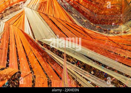 Dádpuszta, Hongrie - 04 août 2022 - vue aérienne de près sur O.Z.O.R.A. Décoration de la scène principale du festival. Les gens dansent à l'ombre. Banque D'Images