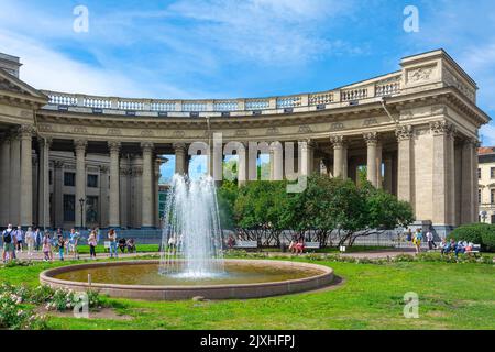 Saint-Pétersbourg, fontaine sur la place Kazan en face de la cathédrale de la Kazan icône de la mère de Dieu, une destination touristique Banque D'Images